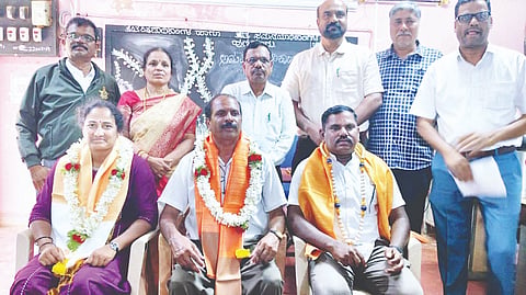 ಹುಣಸೂರು ತಾಲೂಕು ಸರ್ಕಾರಿ ಗ್ರೇಡ್-1 ದೈಹಿಕ ಶಿಕ್ಷಣ ಶಿಕ್ಷಕರ ಸಂಘದ ನೂತನ ಪದಾಧಿಕಾರಿಗಳನ್ನು ಬಿಇಒ ಕಾಳನಾಯಕ ಸನ್ಮಾನಿಸಿದರು. ಬಿಆರ್‌ಸಿ ಹೇಮಲತಾ, ಎಚ್.ಕೆ.ರಮೇಶ್, ಶಿವಣ್ಣ, ಮಮತಾ, ಡಿ.ಎಂ.ರವಿ ಇತರರು ಇದ್ದರು. 
