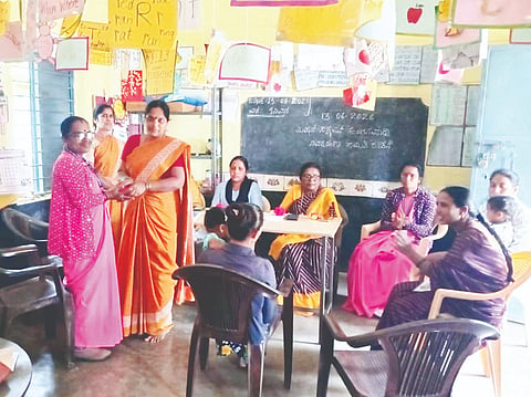 ಹುಣಸೂರು ತಾಲೂಕು ಎರಡನೇ ಪಕ್ಷಿರಾಜಪುರದ ಅಂಗನವಾಡಿ ಕೇಂದ್ರದಲ್ಲಿ ಅಂಗನವಾಡಿ ನಿರ್ವಹಣಾ ಸಮಿತಿ ಸಭೆಯಲ್ಲಿ ಅಂಗನವಾಡಿ ಕಾರ್ಯಕರ್ತೆ ಕೆ.ವಿ.ಶಾರದಾ ಮಾತನಾಡಿದರು, ಶಿಕ್ಷಕಿ ಕೆ.ಶಾರದಾ, ಸೋನಿ, ರುಕ್ಕು, ಬಬಿತಾ ಇತರರಿದ್ದಾರೆ.