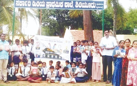 ಹುಣಸೂರು ತಾಲೂಕು ಶಿರಿಯೂರು ಗ್ರಾಮದ ಸರ್ಕಾರಿ ಹಿರಿಯ ಪ್ರಾಥಮಿಕ ಶಾಲೆಯಲ್ಲಿ ಆಯೋಜಿಸಿದ್ದ ಕಾರ್ಯಕ್ರಮದಲ್ಲಿ ಸಂಪನ್ಮೂಲವ್ಯಕ್ತಿ ಎಸ್.ವಸಂತಕುಮಾರ ಮಾತನಾಡಿದರು. ಮುಖ್ಯಶಿಕ್ಷಕ ಪುಟ್ಟರಾಜು, ಸಹಶಿಕ್ಷಕರಾದ ಆಶಾ, ಶ್ರೀನಿವಾಸ್, ಎಸ್‌ಡಿಎಂಸಿ ಸದಸ್ಯರು ಇದ್ದಾರೆ.