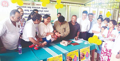  ಹುಣಸೂರು ನಗರದಲ್ಲಿ ಆಯೋಜಿಸಿದ್ದ ಪಲ್ಸ್ ಪೋಲಿಯೋ ಅಭಿಯಾನಕ್ಕೆ ನಗರಸಭೆ ಪೌರಾಯುಕ್ತೆ ಎಂ.ಮಾನಸಾ ಚಾಲನೆ ನೀಡಿದರು. ಡಾ.ರವಿಕುಮಾರ್, ಡಾ.ಶಿವಶಂಕರ್ ಇತರರಿದ್ದರು.