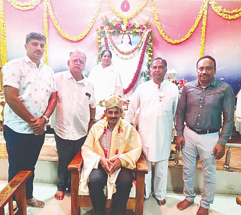 ಹುಣಸೂರು ನಗರದ ಪ್ರಜಾಪಿತ ಈಶ್ವರೀಯ ವಿಶ್ವವಿದ್ಯಾಲಯದಲ್ಲಿ ಆಯೋಜಿಸಿದ್ದ ಕಾಯಕ್ರಮದಲ್ಲಿ ನಗರಠಾಣೆ ಬರಹಗಾರ ಎಸ್.ಎ.ಮನೋಹರ್ ಅವರನ್ನು ಸನ್ಮಾನಿಸಲಾಯಿತು. ಬೆಹನ್ ನಾಗಶ್ರೀ, ವಿ.ಎನ್.ದಾಸ್, ಡಾ.ಅನಂತಶಯನ, ಎಸ್.ಎನ್.ಮೂರ್ತಿ, ಕೃಷ್ಣ ಇದ್ದರು.