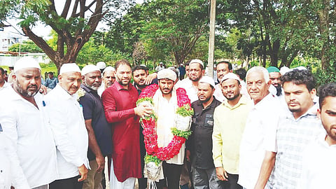 ಹುಣಸೂರು ನಗರಸಭೆ ವ್ಯಾಪ್ತಿಯ ಶಬ್ಬೀರ್‌ನಗರದ ಖಬರಸ್ತಾನ ಒಳಭಾಗದಲ್ಲಿ ಸಿಸಿ ರಸ್ತೆ ನಿರ್ಮಾಣಕ್ಕೆ ಚಾಲನೆ ನೀಡಿದ ಶಾಸಕ ಜಿ.ಡಿ.ಹರೀಶ್‌ಗೌಡ ಅವರನ್ನು ಸನ್ಮಾನಿಸಲಾಯಿತು. ಮಾಲಿಕ್ ಪಾಷ, ಮಜಾಜ್ ಅಹಮದ್, ಸಿರಾಜ್ ಪಾಷಾ ಇತರರಿದ್ದರು.