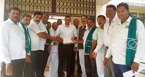 ಹುಣಸೂರು ತಾಲೂಕು ಚಿಲ್ಕುಂದ ಹರಾಜು ಮಾರುಕಟ್ಟೆಯಲ್ಲಿ ಹರಾಜು ನಿರ್ದೇಶಕ ಬಿ.ಸಿ.ಶ್ರೀನಿವಾಸ್ ಅವರಿಗೆ ರೈತ ಮುಖಂಡರು ಮನವಿ ಸಲ್ಲಿಸಿದರು. ಹೊಸೂರು ಕುಮಾರ್, ಚಂದ್ರೇಗೌಡ, ವಿಕ್ರಂ ಗೌಡ, ಧನಂಜಯ ಇದ್ದರು.