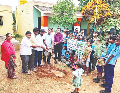 ಹುಣಸೂರು ತಾಲೂಕು ತೊಂಡಾಳು ಗ್ರಾಮದ ಸರ್ಕಾರಿ ಶಾಲೆಯಲ್ಲಿ  ವಿಶ್ವ ಪರಿಸರ ದಿನದ ಅಂಗವಾಗಿ ಶಾಲಾ ಆವರಣದಲ್ಲಿ ಸಸಿ ನೆಡಲಾಯಿತು. ಮುಖ್ಯಶಿಕ್ಷಕ ಶ್ರೀನಿವಾಸ್, ಸಂಪನ್ಮೂಲ ವ್ಯಕ್ತಿ ವಸಂತಕುಮಾರ್, ಅಶೋಕ್, ವೆಂಕಟೇಶ್, ಕಾವ್ಯಾ ಇತರರಿದ್ದರು. 