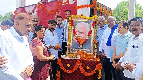   ಹುಣಸೂರು ತಾಲೂಕು ಆಡಳಿತದ ವತಿಯಿಂದ ನಗರದ ಅರಸು ಪುತ್ಥಳಿ ಬಳಿ ಆಯೋಜಿಸಿದ್ದ ಕಾರ್ಯಕ್ರಮದಲ್ಲಿ ಶಾಸಕ ಜಿ.ಡಿ.ಹರೀಶ್‌ಗೌಡ ಅರಸು ಪುತ್ಥಳಿಗೆ ಪುಷ್ಪನಮನ ಸಲ್ಲಿಸಿದರು. ಪೌರಾಯುಕ್ತೆ ಎಂ.ಮಾನಸಾ,  ಬಸವಲಿಂಗಯ್ಯ, ದೊಡ್ಡ ಹೆಜ್ಜೂರು ರಮೇಶ್ ಇತರರು ಇದ್ದರು. 