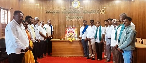 ಹುಣಸೂರು ನಗರದ ತಾಪಂ ಸಭಾಂಗಣದಲ್ಲಿ ಪ್ರಗತಿಪರ ಸಂಘಟನೆಗಳ ಮುಖಂಡರು ನಾಯಕ ಸೂರಜ್ ಹೆಗ್ಡೆ ಅವರಿಗೆ ನುಡಿನಮನ ಸಲ್ಲಿಸಿದರು. ಹೊಸೂರು ಕುಮಾರ್, ನಿಂಗರಾಜ ಮಲ್ಲಾಡಿ, ಬಲ್ಲೇನಹಳ್ಳಿ ಕೆಂಪರಾಜು ಇತರರಿದ್ದರು.