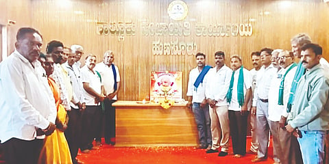 ಹುಣಸೂರು ನಗರದ ತಾ.ಪಂ. ಸಭಾಂಗಣದಲ್ಲಿ ಸೂರಜ್ ಹೆಗ್ಡೆ ಗೌರವಾರ್ಥ ಪ್ರಗತಿಪರ ಸಂಘಟನೆಗಳ ಸದಸ್ಯರು ನುಡಿನಮನ ಸಲ್ಲಿಸಿದರು. ಹೊಸೂರು ಕುಮಾರ್, ನಿಂಗರಾಜ ಮಲ್ಲಾಡಿ, ಬಲ್ಲೇನಹಳ್ಳೀ ಕೆಂಪರಾಜು ಇತರರಿದ್ದಾರೆ.