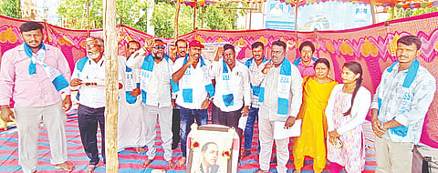 ಹುಣಸೂರು ನಗರದ ತಾಲೂಕು ಕಚೇರಿ ಮುಂಭಾಗ ಅಂಬೇಡ್ಕರ್ ಸ್ವಾಭಿಮಾನಿ ಸೇನೆ ಪದಾಧಿಕಾರಿಗಳು ವಿವಿಧ ಬೇಡಿಕೆಗೆಳ ಈಡೇರಿಕೆಗೆ ಆಗ್ರಹಿಸಿ ಅನಿರ್ದಿಷ್ಟಾವಧಿ ಧರಣಿ ಆರಂಭಿಸಿದರು. ದೊಡ್ಡಹೆಜ್ಜೂರು ನಾಗೇಶ್, ಎಂ.ಕೆ.ಕಾಂತರಾಜು, ಶಿವರಾಜು, ರಾಜು ಇತರರಿದ್ದರು.