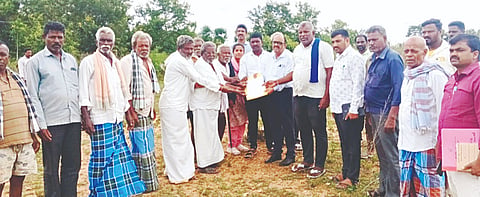 ಹುಣಸೂರು ತಾಲೂಕು ಬಿಳಿಗೆರೆಯಲ್ಲಿ ಆಯೋಜಿಸಿದ್ದ ಕುಂದುಕೊರತೆ ಸಭೆಯಲ್ಲಿ ದಲಿತ ಕಾಲನಿಯಲ್ಲಿ ಮೂಲಸೌಕರ್ ಕಲ್ಪಿಸಲು ಆಗ್ರಹಿಸಿ ಮನವಿ ಸಲ್ಲಿಸಲಾಯಿತು. ಇಒ ಕೆ.ಹೊಂಗಯ್ಯ, ಮುಖಂಡರಾದ ನಿಂಗರಾಜ್ ಮಲ್ಲಾಡಿ, ಸಣ್ಣಯ್ಯ, ತಮ್ಮಣ್ಣಯ್ಯ, ಪಿಡಿಒ ಶೀಲಾ ಇತರರಿದ್ದರು.