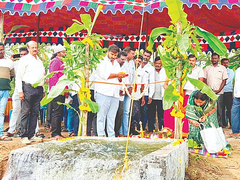 ಹುಣಸೂರು ತಾಲೂಕು ಸೋಮನಹಳ್ಳಿಯಲ್ಲಿ ಮರದೂರು ಏತ ನೀರಾವರಿ ಯೋಜನೆಗೆ ಶಾಸಕ ಜಿ.ಡಿ.ಹರೀಶ್‌ಗೌಡ ಗಂಗಾಮಾತೆಗೆ ಪೂಜೆ ಸಲ್ಲಿಸುವ ಮೂಲಕ ಮಂಗಳವಾರ ಚಾಲನೆ ನೀಡಿದರು. ಮುಖಂಡರಾದ ಶಿವಕುಮಾರ್,ಕೆಂಗಯ್ಯ, ಗೋವಿಂದೇಗೌಡ, ದಿನೇಶ್, ಗವೀನಾಯಕ, ಪಿಡಿಒ ಮಹದೇವಸ್ವಾಮಿ, ಎಇಇ ರೇಣುಕೇಶ್ವರ್ ಇತರರಿದ್ದರು.