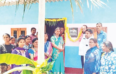 ಹುಣಸೂರು ತಾಲೂಕು ಕುಪ್ಪೆಯಲ್ಲಿ ವಾತ್ಸಲ್ಯ ಯೋಜನೆಯಡಿ ಫಲಾನುಭವಿ ವೆಂಕಟಮ್ಮ ಅವರಿಗೆ ಮನೆ ಹಸ್ತಾಂತರಿಸಲಾಯಿತು. ಗ್ರಾಮಾಭಿವೃದ್ಧಿ ಯೋಜನೆಯ ತಾಲೂಕು ಯೋಜನಾಧಿಕಾರಿ ಶುಭಾದೇವಿ, ಜಿಲ್ಲಾ ಜನಜಾಗೃತಿ ವೇದಿಕೆ ಅಧ್ಯಕ್ಷ ಹಂದನಹಳ್ಳಿಸೋಮಶೇಖರ್, ಜ್ಞಾನವಿಕಾಸ ಸಮನ್ವಯಾಧಿಕಾರಿ ಚಿಕ್ಕದೇವಮ್ಮ ಇತರರಿದ್ದರು.