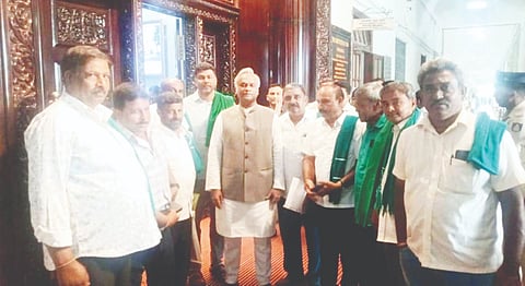 ಬೆಂಗಳೂರಿನಲ್ಲಿ ಗ್ರಾಮೀಣಾಬಿವೃದ್ಧಿ ಮತ್ತು ಪಂಚಾಯತ್ ರಾಜ್ ಸಚಿವ ಪ್ರಿಯಾಂಕ್ ಖರ್ಗೆ ಅವರನ್ನು ರೈತಮುಖಂಡರು ಭೇಟಿಯಾಗಿ ಬೇಡಿಕೆಗಳ ಈಡೇರಿಕೆಗೆ ಒತ್ತಾಯಿಸಿ ಮನವಿ ಸಲ್ಲಿಸಿದರು. ಶಾಸಕ ದರ್ಶನ್ ಪುಟ್ಟಣ್ಣಯ್ಯ, ಹೊಸೂರು ಕುಮಾರ್, ಧನಂಜಯ್, ಬೆಂಕಿಪುರ ಚಿಕ್ಕಣ್ಣ ಇತರರಿದ್ದಾರೆ.