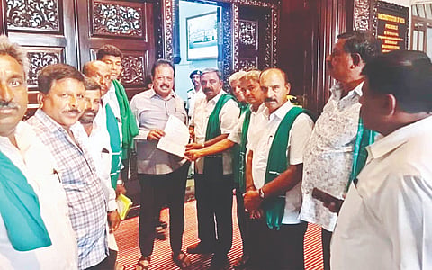 ಬೆಂಗಳೂರಿನ ವಿಧಾನಸೌಧದಲ್ಲಿ ರೈತ ಸಂಘದ ಪದಾಧಿಕಾರಿಗಳು ಕೃಷಿ ಸಚಿವ ಎನ್.ಚಲುವರಾಯಸ್ವಾಮಿರನ್ನು ಭೇಟಿಯಾಗಿ ಮನವಿ ಸಲ್ಲಿಸಿದರು. ಹೊಸೂರು ಕುಮಾರ್, ಅಗ್ರಹಾರ ರಾಮೇಗೌಡ, ಬೆಂಕಿಪುರ ಚಿಕ್ಕಣ್ಣ ಇತರರಿದ್ದರು.