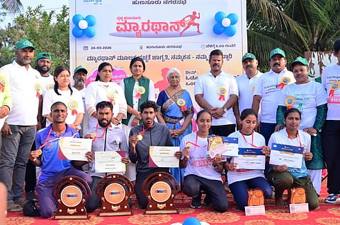 ಹುಣಸೂರು ನಗರಸಭೆ ವತಿಯಿಂದ ಆಯೋಜಿಸಿದ್ದ ಸ್ವಚ್ಛ ಹುಣಸೂರು ಮ್ಯಾರಥಾನ್ ಸ್ಪರ್ಧೆಯಲ್ಲಿ ವಿಜೇತರಿಗೆ ಬಹುಮಾನಗಳನ್ನು ಗಣ್ಯರು ವಿತರಿಸಿದರು. ಎಸಿ ಕೆ.ವಿ.ಕಾವ್ಯರಾಣಿ, ಡಾ.ಸರೋಜಿನಿ ವಿಕ್ರಂ, ಕೆ.ಮಾನಸ, ಸೌಮ್ಯ, ಡಿವೈಎಸ್‌ಪಿ ರವಿ, ಇನ್ ಸ್ಪೆೆಕ್ಟರ್ ಸಂತೋಷ್ ಕಶ್ಯಪ್ ಇತರರಿದ್ದಾರೆ.