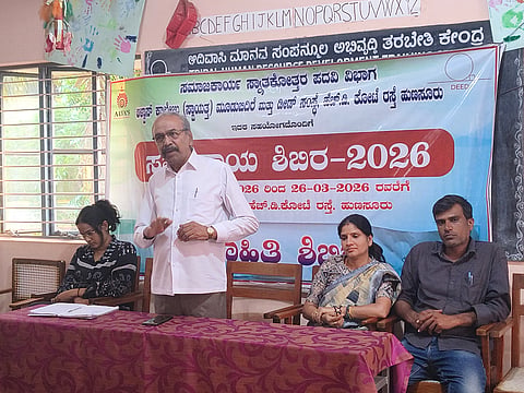 ಹುಣಸೂರು ನಗರದ ಡೀಡ್ ಸಂಸ್ಥೆಯಲ್ಲಿ ಆಯೋಜಿಸಿದ್ದ ಸಮುದಾಯ ಶಿಬಿರ ಕಾರ್ಯಕ್ರಮದಲ್ಲಿ ನಿವೃತ್ತ ಅಧಿಕಾರಿ ಬಾಲಕೃಷ್ಣ ಮಾತನಾಡಿದರು. ವಕೀಲೆ ಪವಿತ್ರ, ಮುಖಂಡ ಶ್ರೀಕಂಠ ಇತರರಿದ್ದಾರೆ. 