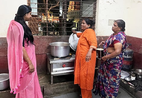 ಹುಣಸೂರು ನಗರದ ಪ.ಜಾತಿ/ಪಂಗಡದ ಮಹಿಳೆಯರ ಮೆಟ್ರಿಕ್ ನಂತರದ ವಿದ್ಯಾರ್ಥಿನಿಲಯಕ್ಕೆ ಉಪವಿಭಾಗಾಧಿಕಾರಿ ಕೆ.ವಿ.ಕಾವ್ಯರಾಣಿ ದಿಢೀರ್ ಭೇಟಿ ನೀಡಿ ಅಡುಗೆ ತಯಾರಿಯನ್ನು ಪರಿಶೀಲಿಸಿದರು. ವಾರ್ಡನ್ ಪುಷ್ಪ ಇದ್ದರು.