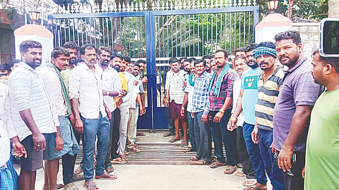 ಹುಣಸೂರು ತಾಲೂಕು ಕಟ್ಟೆಮಳಲವಾಡಿ ಹರಾಜು ಮಾರುಕಟ್ಟೆಯಲ್ಲಿ ತಂಬಾಕು ಬೆಲೆ ಕುಸಿತದಿಂದ ಆಕ್ರೋಶಿತರಾದ ರೈತರು ತಂಬಾಕು ಮಾರುಕಟ್ಟೆ ಮುಖ್ಯದ್ವಾರಕ್ಕೆ ಬೀಗ ಜಡಿದು ಪ್ರತಿಭಟನೆ ನಡೆಸಿದರು. 