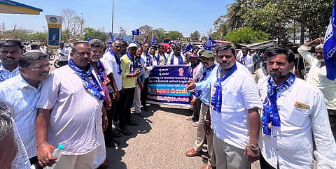 ಹುಣಸೂರು ನಗರದಲ್ಲಿ ತಾಲೂಕು ಮಾದಿಗ ಹೋರಾಟ ಸಮಿತಿ ಸದಸ್ಯರು ವಿವಿಧ ಬೇಡಿಕೆಗಳ ಈಡೇರಿಕೆಗೆ ಆಗ್ರಹಿಸಿ ಪ್ರತಿಭಟನೆ ನಡೆಸಿದರು. ಎಂ.ಶಿವಣ್ಣ, ರಾಚಯ್ಯ, ಬೆಳ್ತೂರು ವೆಂಕಟೇಶ್, ಮಲ್ಲೇಶ್, ಜೆ.ಮಹದೇವ, ಕಿಟ್ಟು ಇತರರಿದ್ದಾರೆ. 