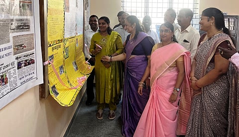 ಹುಣಸೂರಿನ ಸರ್ಕಾರಿ ಮಹಿಳಾ ಕಾಲೇಜಿನಲ್ಲಿ ವಿಶ್ವ ಮಹಿಳಾ ದಿನಾಚರಣೆ ಸಮಾರಂಭದಲ್ಲಿ ಗೋಡೆಬರಹಗಳ ಪ್ರದರ್ಶನವನ್ನು ಪೌರಾಯುಕ್ತೆ ಕೆ.ಮಾನಸಾ ಉದ್ಘಾಟಿಸಿದರು. ಪ್ರಾಂಶುಪಾಲ ಪ್ರೊ.ಮಂಜು, ಪ್ರತಿಭಾ ಜೆನ್ನಿಫರ್, ಶಿವಣ್ಣ, ಆನಂದ್ ಇತರರಿದ್ದಾರೆ.