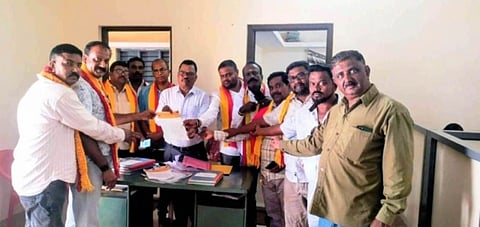 ಹುಣಸೂರು ತಾಲೂಕು ಪಶುಪಾಲನ ಮತ್ತು ಪಶುವೈದ್ಯಕೀಯ ಸಹಾಯಕ ನಿರ್ದೇಶಕ ಡಾ.ಚನ್ನಬಸಪ್ಪರಿಗೆ ಕರವೇ ವತಿಯಿಂದ ಮನವಿ ಸಲ್ಲಿಸಲಾಯಿತು. ಪುರುಷೋತ್ತಮ್, ಬಲರಾಂ, ಮುನ್ನಾ, ಗಿರೀಶ್, ರಮೇಶ್ ಇತರರಿದ್ದರು.