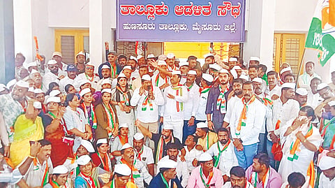 ಹುಣಸೂರು ನಗರದ ತಾಲೂಕು ಕಚೇರಿ ಆವರಣದಲ್ಲಿ ತಾಲೂಕು ಕಾಂಗ್ರೆಸ್ ಘಟಕದ ವತಿಯಿಂದ ಆಯೋಜಿಸಿದ್ದ ಪ್ರತಿಭಟನೆಯಲ್ಲಿ ಮಾಜಿ ಶಾಸಕ ಎಚ್.ಪಿ.ಮಂಜುನಾಥ್ ಮಾತನಾಡಿದರು. ವಕ್ತಾರ ಲಕ್ಷ್ಮಣ್, ಡಾ.ಬಿ.ಜೆ.ವಿಜಯಕುಮಾರ್, ಅಣ್ಣಯ್ಯನಾಯಕ, ರಮೇಶ್, ಜಯಲಕ್ಷ್ಮೀ, ಕಲ್ಪನಾ, ನೇತ್ರಾವತಿ, ಅಫ್ರೋಜ್, ರಾಜು ಶಿವರಾಜೇಗೌಡ ಇತರರಿದ್ದರು.
