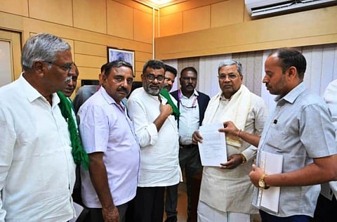 ರೈತಸಂಘದ ರಾಜ್ಯಾಧ್ಯಕ್ಷ ಬಡಗಲಾಪುರ ನಾಗೇಂದ್ರ ನೇತೃತ್ವದಲ್ಲಿ ಮುಖ್ಯಮಂತ್ರಿ ಸಿದ್ದರಾಮಯ್ಯ ಅವರನ್ನು ಭೇಟಿ ಮಾಡಿ ತಂಬಾಕು ಬೆಳೆಗಾರರ ರಕ್ಷಣೆಗೆ ಬರಲು ಮನವಿ ಸಲ್ಲಿಸಲಾಯಿತು. ಹೊಸೂರು ಕುಮಾರ್, ಚಾಮರಾಜ ಪಾಟೀಲ್, ವೀರಸಂಗಯ್ಯ ಇತರರಿದ್ದಾರೆ.