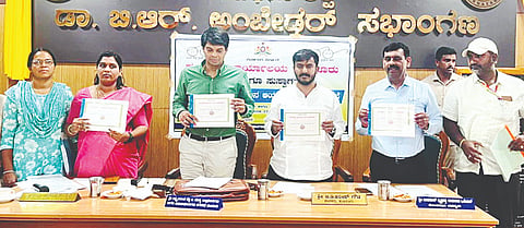 ಹುಣಸೂರು ನಗರಸಭೆಯ 2025-26ನೇ ಸಾಲಿನ ಆಯವ್ಯಯವನ್ನು ಜಿಲ್ಲಾಧಿಕಾರಿ ಜಿ.ಲಕ್ಷ್ಮೀಕಾಂತ್ ರೆಡ್ಡಿ ಮಂಡಿಸಿದರು. ಶಾಸಕ ಜಿ.ಡಿ.ಹರೀಶ್‌ಗೌಡ, ಪೌರಾಯುಕ್ತೆ ಕೆ.ಮಾನಸ ಇತರರಿದ್ದರು.