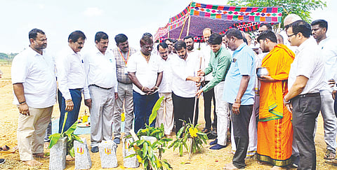 ಹುಣಸೂರು ನಗರದಲ್ಲಿ ಸಹಾಯಕ ಪ್ರಾದೇಶಿಕ ಸಾರಿಗೆ ಕಚೇರಿಯ ವಾಹನ ಚಾಲನಾ ಪರೀಕ್ಷಾ ಪಥಕ್ಕೆ ಶಾಸಕ ಜಿ.ಡಿ.ಹರೀಶ್ ಗೌಡ ಭೂಮಿ ಪೂಜೆ ನೆರವೇರಿಸಿದರು. ಜಿ.ಲಕ್ಷ್ಮೀಕಾಂತ್ ರೆಡ್ಡಿ, ಜೆ.ಮಂಜುನಾಥ್, ನಯಾಜ್ ಪಾಷಾ, ಕೆ.ಡಿ.ಸತೀಶ್, ಡಿ.ಎಂ.ಮಹೇಶ್ ಇತರರಿದ್ದರು.