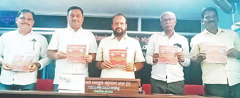ಹುಣಸೂರು ತಾಲೂಕು ಮಾದಹಳ್ಳಿ ಉಕ್ಕಿನಕಂತೆ ಮಠದಲ್ಲಿ ನಡೆಯುವ ಗುರುಬೂದಿಸ್ವಾಮಿಗಳ ಆರಾಧನೆ, ನೂತನ ಕಟ್ಟಡ ಉದ್ಘಾಟನಾ ಕಾರ್ಯಕ್ರಮದ ಆಹ್ವಾನಪತ್ರಿಕೆಯನ್ನು ಮಹಾಸಭಾದ ತಾಲೂಕು ಅಧ್ಯಕ್ಷ ಹಂದನಹಳ್ಳಿ ಸೋಮಶೇಖರ್, ಡಾ.ವೃಷಬೇಂದ್ರಪ್ಪ, ವೀರಭದ್ರಪ್ಪ ಮತ್ತಿತರರು ಬಿಡುಗಡೆಗೊಳಿಸಿದರು.