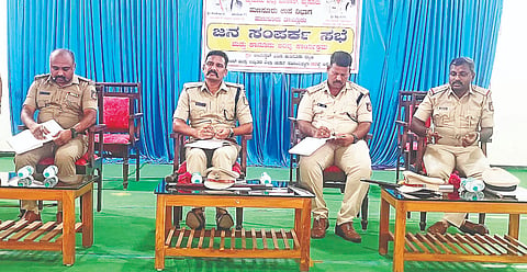 ಹುಣಸೂರು ನಗರದ ಅಂಬೇಡ್ಕರ್ ಭವನದಲ್ಲಿ ಆಯೋಜಿಸಿದ್ದ ಜನಸಂಪರ್ಕ ಸಭೆಯಲ್ಲಿ ಜಿಲ್ಲಾ ಪೊಲೀಸ್ ವರಿಷ್ಠಾಧಿಕಾರಿ ಮಲ್ಲಿಕಾರ್ಜುನ ಬಾಲದಿಂಡಿ ಸಾರ್ವಜನಿಕರಿಂದ ಸಮಸ್ಯೆ ಆಲಿಸಿದರು. ಡಿವೈಎಸ್‌ಪಿ ರವಿ, ಇನ್‌ಸ್ಪೆಕ್ಟರ್‌ಗಳಾದ ಪುನೀತ್, ಸಂತೋಷ್ ಕಶ್ಯಪ್ ಇದ್ದಾರೆ.  ವಿವಿಧ ಸಂಘಟನಗಳ ಮುಖಂಡರು ಭಾಗವಹಿಸಿದ್ದರು. 