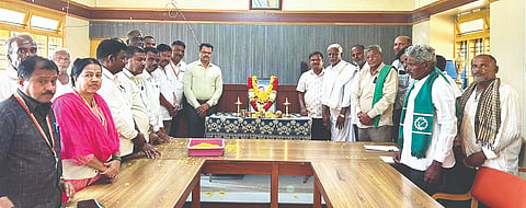  ಹುಣಸೂರು ನಗರದ ಉಪವಿಭಾಗಾಧಿಕಾರಿ ಕಚೇರಿ ಸಭಾಂಗಣದಲ್ಲಿ ಆಯೋಜಿಸಿದ್ದ ಹೇಮರಡ್ಡಿ ಮಲ್ಲಮ್ಮ ಜಯಂತಿ ಸಮಾರಂಭದಲ್ಲಿ ಗಣ್ಯರು ಪಾಲ್ಗೊಂಡಿದ್ದರು. ತಹಸೀಲ್ದಾರ್ ಜೆ.ಮಂಜುನಾಥ್, ವಾಸೇಗೌಡೆ, ಎಸ್.ಜಯರಾಂ, ಬೆಂಕಿಪುರ ಚಿಕ್ಕಣ್ಣ, ರಾಜೇಶ್ವರಿ ಇತರರಿದ್ದರು.