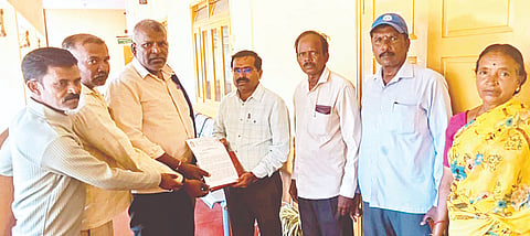  ಹುಣಸೂರು ನಗರದ ಉಪವಿಭಾಗಾಧಿಕಾರಿ ಕಚೇರಿ ಮುಂದೆ ದಲಿತ ಮುಂಖಡರು ವಿವಿಧ ಬೇಡಿಕೆಗಳ ಈಡೇರಿಕೆಗೆ ಆಗ್ರಹಿಸಿ ಪ್ರತಿಭಟನೆ ನಡೆಸಿ ಉಪವಿಭಾಗಾಧಿಕಾರಿ ಕಚೇರಿಯ ತಹಸೀಲ್ದಾರ್ ಯದುಗಿರೀಶ್‌ಗೆ ಮನವಿ ಸಲ್ಲಿಸಿದರು. ನಿಂಗರಾಜ ಮಲ್ಲಾಡಿ, ಬಲ್ಲೇನಹಳ್ಳಿ ಕೆಂಪರಾಜು, ಪಾರ್ವತಮ್ಮ, ಗೋವಿಂದ ಇತರರಿದ್ದರು.