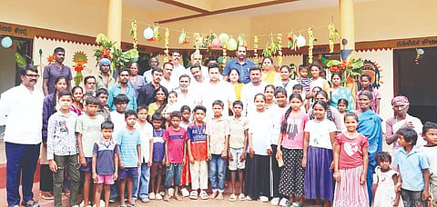 ಹುಣಸೂರು ತಾಲೂಕು ನಾಗಪುರ ಹಾಡಿಯಲ್ಲಿ ನಿರ್ಮಿಸಲಾಗುತ್ತಿರುವ ವಿವಿಧೋದ್ದೇಶ ಕೇಂದ್ರಕ್ಕೆ ಸಂಸದ ಯದುವೀರ್ ಕೃಷ್ಣದತ್ತ ಚಾಮರಾಜ ಒಡೆಯರ್ ಭೇಟಿ ನೀಡಿದರು. ಗಣೇಶ್ ಕುಮಾರಸ್ವಾಮಿ, ಕಾಂತರಾಜು, ಗಂಗಾಧರ್ ಇತರರಿದ್ದರು.