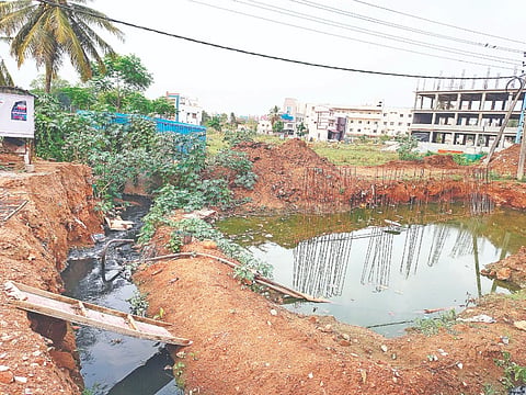 ; ಹುಣಸೂರು ನಗರದ ಬೈಪಾಸ್ ರಸ್ತೆ ಕಾಮಗಾರಿ ಸ್ಥಗಿತಗೊಂಡ ಪರಿಣಾಮ ಗುಂಡಿಯಲ್ಲಿ ಚರಂಡಿ ನೀರು ಶೇಖರಣೆಗೊಂಡಿರುವುದು.