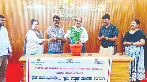 ಹುಣಸೂರು ನಗರದ ತಾಪಂ ಸಭಾಂಗಣದಲ್ಲಿ ಆಯೋಜಿಸಿದ್ದ ಕಾರ್ಯಕ್ರಮವನ್ನು ತಾಪಂ ಇಒ ಕೆ.ಹೊಂಗಯ್ಯ ಉದ್ಘಾಟಿಸಿದರು. ತಾಲೂಕು ಗಿರಿಜನ ಕಲ್ಯಾಣಾಧಿಕಾರಿ ಗಂಗಾಧರ್, ರಾಜೇಶ್, ರಾಜೇಶ್ವರಿ ಇತರರಿದ್ದಾರೆ.