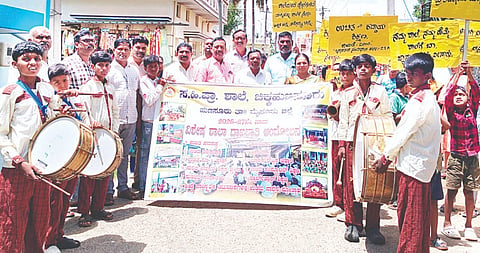 ಹುಣಸೂರು ನಗರದ ಚಿಕ್ಕಹುಣಸೂರು ಸರ್ಕಾರಿ ಹಿರಿಯ ಪ್ರಾಥಮಿಕ ಶಾಲೆಯಲ್ಲಿ ದಾಖಲಾತಿ ಆಂದೋಲನಕ್ಕೆ ಬಿಇಒ ಕಾಳನಾಯ್ಕ ಚಾಲನೆ ನೀಡಿದರು. ಹೇಮಲತಾ, ಕರಿಯಪ್ಪ, ಆನಂದ್, ಅನಿಲ್ ಇತರರಿದ್ದರು.
