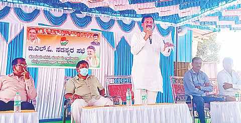  ಹುಣಸೂರಿನಲ್ಲಿ ನಡೆದ ಕಾಂಗ್ರೆಸ್ ಸಭೆಯಲ್ಲಿ ಕೆಪಿಸಿಸಿ ವಕ್ತಾರ ಎಂ.ಲಕ್ಷ್ಮಣ್ ಮಾತನಾಡಿದರು. ಮಾಜಿ ಶಾಸಕ ಎಚ್.ಪಿ.ಮಂಜುನಾಥ್, ಗದ್ದಿಗೆ ದೇವರಾಜ್ ಇತರರಿದ್ದರು.