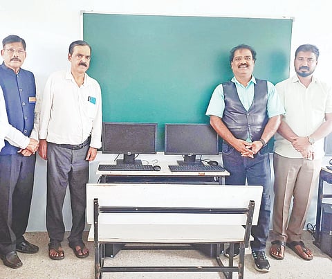 ಹುಣಸೂರು ತಾಲೂಕು ಬಿಳಿಕೆರೆ ಐಟಿಐ ಕಾಲೇಜಿಗೆ ಎಲ್ ಆ್ಯಂಡ್ ಟಿ ಕಂಪನಿ ವತಿಯಿಂದ 10 ಕಂಪ್ಯೂಟರ್‌ಗಳನ್ನು ಉಚಿತವಾಗಿ ವಿತರಿಸಲಾಯಿತು. ಎಂ.ಮಹೇಶ್, ಕೇಶವ ಕಾಂಚನ, ಚಂದ್ರಶೇಖರ್ ಇತರರಿದ್ದರು.