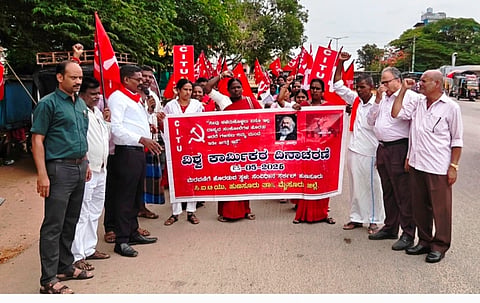 ಹುಣಸೂರು ನಗರದಲ್ಲಿ ಸಿಐಟಿಯು ವತಿಯಿಂದ ಕಾರ್ಮಿಕ ದಿನಾಚರಣೆ ಅಂಗವಾಗಿ ಮೆರವಣಿಗೆ ನಡೆಸಲಾಯಿತು. ಜಗದೀಶ್ ಸೂರ್ಯ, ಬಸವರಾಜು ಕಲ್ಕುಣಿಕೆ, ಲೋಕೇಶ್, ಮೀನಾ, ಮಂಜುಳಾ, ಉಲ್ಲಾಸ್, ರವಿಕುಮಾರ್ ಇತರರಿದ್ದರು.
