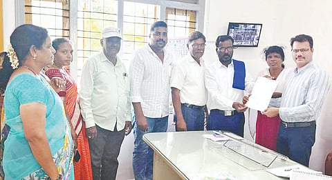  ವಿವಿಧ ಬೇಡಿಕೆಗಳ ಈಡೇರಿಕೆಗೆ ಒತ್ತಾಯಿಸಿ ಹುಣಸೂರು ತಾಲೂಕು ತಹಸೀಲ್ದಾರ್‌ರಿಗೆ ದಲಿತ ಮಹಿಳಾ ಒಕ್ಕೂಟದಿಂದ ಮನವಿ ಪತ್ರ ಸಲ್ಲಿಸಲಾಯಿತು. ಮಹದೇವಮ್ಮ, ಕೊಳಗಟ್ಟ ಕೃಷ್ಣ, ಗಿರಿಜಮ್ಮ, ರಾಜು ಇತರರಿದ್ದರು.