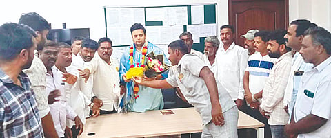 ಮೈಸೂರಿನ ಸಂಸದರ ಕಚೇರಿಯಲ್ಲಿ ತಾಲೂಕು ಭೋವಿ ಸಮುದಾಯ ಅಭಿವೃದ್ಧಿ ಟ್ರಸ್ಟ್ ಪದಾಧಿಕಾರಿಗಳು ಸಂಸದ ಯದುವೀರ್ ಕೃಷ್ಣದತ್ತ ಚಾಮರಾಜ ಒಡೆಯರ್ ಅವರನ್ನು ಭೇಟಿ ಮಾಡಿ ಮನವಿ ಸಲ್ಲಿಸಿದರು. ವಿ.ಗಣೇಶ್ ಭೋವಿ, ಎಚ್.ವಿ.ಪರಮೇಶ್, ವಾಸು, ಸುನಿಲ್ ಇತರರಿದ್ದರು.
