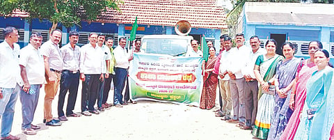 ಹುಣಸೂರು ತಾಲೂಕು ಮುಳ್ಳೂರು ಕ್ಲಸ್ಟರ್ ವ್ಯಾಪ್ತಿಯಲ್ಲಿ ಶಾಲಾ ದಾಖಲಾತಿ ಆಂದೋಲನ ರಥಕ್ಕೆ ಕ್ಷೇತ್ರ ಸಮನ್ವಯಾಧಿಕಾರಿ ಹೇಮಲತಾ ಚಾಲನೆ ನೀಡಿದರು. ಎಸ್.ವಸಂತಕುಮಾರ್, ಮೋಹನ್‌ಕುಮಾರ್, ಪ್ರಕಾಶ್, ರೀಟಾಮೇರಿ, ಪವಿತ್ರಾ, ಶೋಭಾ, ಗಿರಿಜಾಂಬಿಕಾ ಇದ್ದರು.