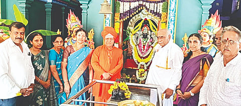  ತಾಲೂಕಿನ ಬೋಳನಹಳ್ಳಯ ಮಾತೆ ಮಾಳಿಗೇಶ್ವರಿ ಅಮ್ಮನವರ ದೇವಾಲಯದ ವಾರ್ಷಿಕೋತ್ಸವ ಸಮಾರಂಭದಲ್ಲಿ ಗಾವಡಗೆರೆಯ ಶ್ರೀ ನಟರಾಜ ಸ್ವಾಮೀಜಿ, ದೇವಾಲಯದ ಟ್ರಸ್ಟಿ ಬಿ.ಎಸ್.ನಾಗರಾಜ್, ವಿ.ಎನ್.ದಾಸ್, ಕಾರ್ಯದರ್ಶಿ ಯೋಗಾನಂದಕುಮಾರ್, ಶಿವಮಾದು, ರಾಮಯ್ಯ ಮತ್ತಿತರರಿದ್ದರು.