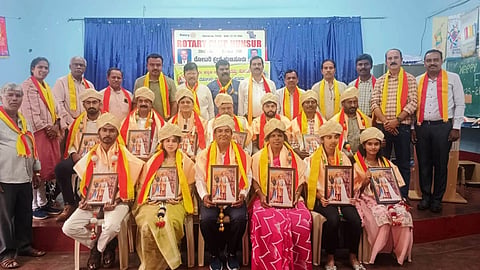  ಹುಣಸೂರು ನಗರದ ರೋಟರಿ ಭವನದಲ್ಲಿ ಆಯೋಜಿಸಿದ್ದ ಕನ್ನಡ ಸಾಹಿತ್ಯ ಪರಿಷತ್ ಸಂಸ್ಥಾಪನಾ ದಿನಾಚರಣೆ ಸಮಾರಂಭದಲ್ಲಿ ವಿವಿಧ ಕ್ಷೇತ್ರಗಳ ಸಾಧಕರನ್ನು ಸನ್ಮಾನಿಸಲಾಯಿತು. ಎಚ್.ಕೆ.ಮಹದೇವ, ಡಾ.ವಸಂತಕುಮಾರ್, ಅಧ್ಯಾಪಕ ಲಕ್ಷ್ಮೀಕಾಂತ್, ಲೋಕೇಶ್, ಸೋಮಣ್ಣ ಇತರರಿದ್ದರು.