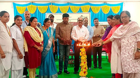 ಹುಣಸೂರು ನಗರದ ಅಂಬೇಡ್ಕರ್ ಭವನದಲ್ಲಿ ಆರೋಗ್ಯ ಇಲಾಖೆ ವತಿಯಿಂದ ಆಯೋಜಿಸಿದ್ದ ಕಾರ್ಯಕ್ರಮವನ್ನು ಗಣ್ಯರು ಉದ್ಘಾಟಿಸಿದರು. ಕೆ.ಹೊಂಗಯ್ಯ, ಸಿ.ಆರ್.ಕೃಷ್ಣಕುಮಾರ್, ರಾಜೇಶ್ವರಿ, ಮಂಜುಳಾ ನರಗುಂದ, ಡಾ.ಬಸವರಾಜು ಆರ್.ಶ್ರೇಷ್ಠ ಇತರರಿದ್ದಾರೆ.