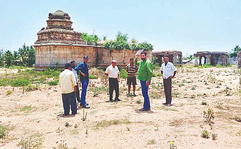 ಹುಣಸೂರು ತಾಲೂಕು ಮರದೂರು ಗ್ರಾಮದ ಶ್ರೀ ವೇಣುಗೋಪಾಲ ಸ್ವಾಮಿ ದೇಗುಲಕ್ಕೆ ಗ್ರಾಪಂ ಅಧಿಕಾರಿಗಳು ಭೇಟಿ ನೀಡಿ ಪರಿಶೀಲನೆ ನಡೆಸಿದರು. ಡಾ.ನಾಗರಾಜ್, ಧರ್ಮೇಂದ್ರ, ಶ್ರೀಕಂಠು, ಸತೀಶ್, ಮೂರ್ತಿ, ಸಿದ್ದಲಿಂಗಪ್ಪ, ಪ್ರಸನ್ನ ಇತರರಿದ್ದರು.