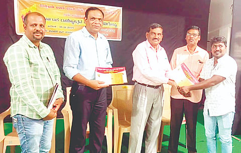 ಹುಣಸೂರು ನಗರದ ಕಲಾಧರೆ ಸಂಸ್ಥೆ ಆವರಣದಲ್ಲಿ ಆಯೋಜಿಸಿದ್ದ ಕನ್ನಡ ರಾಜ್ಯೋತ್ಸವ ಕವಿಗೋಷ್ಠಿಯಲ್ಲಿ ಭಾಗವಹಿಸಿದ್ದ ಯುವಕವಿಗಳಿಗೆ ಪ್ರಶಂಸನಾ ಪತ್ರ ನೀಡಿ ಗೌರವಿಸಲಾಯಿತು. ಮೋದೂರು ಮಹೇಶಾರಾಧ್ಯ, ಡಾ.ಮಾದುಪ್ರಸಾದ್, ಕುಮಾರ್ ಹೊನ್ನೇನಹಳ್ಳಿ, ರೇಣುಕಾಪ್ರಸಾದ್ ಇದ್ದರು.