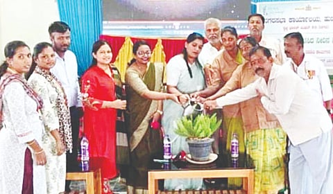 ಹುಣಸೂರು ನಗರದ ಅಂಬೇಡ್ಕರ್ ಭವನದಲ್ಲಿ ಆಯೋಜಿಸಿದ್ದ ತರಬೇತಿ ಕಾರ್ಯಾಗಾರವನ್ನು ಪೌರಾಯುಕ್ತೆ ಕೆ.ಮಾನಸಾ ಉದ್ಘಾಟಿಸಿದರು. ಸೌಮ್ಯಾ, ಶಶಿಕುಮಾರ್, ಕೃಷ್ಣೇಗೌಡ, ಜಯಮ್ಮ ಇದ್ದರು.