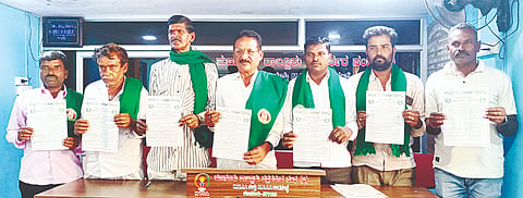 ಹುಣಸೂರು ನಗರದಲ್ಲಿ ರಾಜ್ಯ ಅಹಿಂದ ರೈತಸಂಘದ ವತಿಯಿಂದ ಆಯೋಜನಗೊಂಡಿರುವ ಪ್ರತಿಭಟನೆ ಮತ್ತು ಧರಣಿ ಸತ್ಯಾಗ್ರಹ ಕುರಿತ ಕರಪತ್ರವನ್ನು ಸಂಘದ ರಾಜ್ಯಾಧ್ಯಕ್ಷ ಸೋಮನಹಳ್ಳಿ ಶಿವಶೇಖರ್ ಬಿಡುಗಡೆ ಮಾಡಿದರು. ಶಿವಕುಮಾರ್, ರಾಜೇಗೌಡ, ಮಹದೇವ್, ಕುಮಾರ್, ಸಣ್ಣನಾಯಕ ಇದ್ದರು.