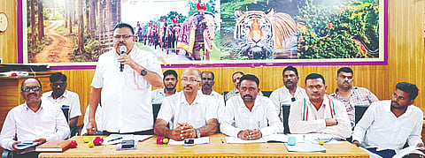 ಹುಣಸೂರು ನಗರದ ತಾಪಂ ಸಭಾಂಗಣದಲ್ಲಿ ಆಯೋಜಿಸಿದ್ದ ಗ್ಯಾರಂಟಿ ಯೋಜನೆಗಳ ಅನುಷ್ಠಾನ ಸಮಿತಿ ಸಭೆಯಲ್ಲಿ ಸಮಿತಿ ಜಿಲ್ಲಾ ಉಪಾಧ್ಯಕ್ಷ ಶಿವಕುಮಾರ್ ಮಾತನಾಡಿದರು. ಅರುಣ್‌ಕುಮಾರ್, ಕಲ್ಕುಣಿಕೆ ರಾಘು, ಕೆ.ಹೊಂಗಯ್ಯ ಇದ್ದರು.